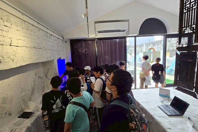 南大國文系展覽現場展示學生們創作的文學作品，並呈現各種意象化的展示與創意裝置