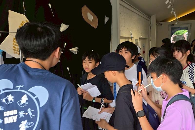 臺南大學國語文學系114級語文應用組畢業文學展「喃喃行過—生死影跡文學展」於藍晒圖文創園區的詩貝藝術空間展出