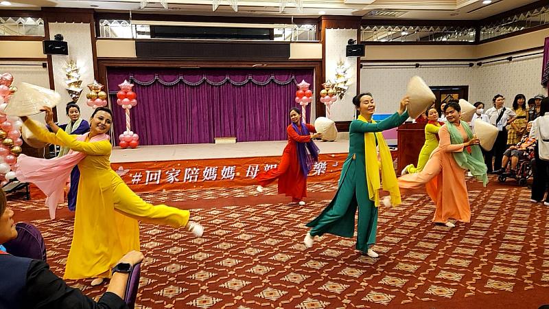 向偉大母愛致敬 臺東縣今表揚20位模範媽媽 縣府盧秘書長頒獎 祝福媽媽們母親節快樂