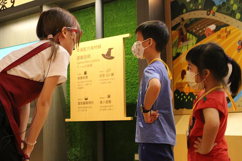 這是南大戲劇系畢業實作教育組首次與在地企業合作進行產學合作,將戲劇教育延伸至社區,促進教育場域與產業界的互動