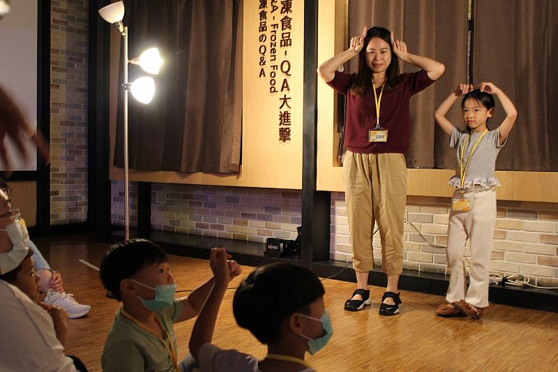 臺南大學戲劇創作與應用學系與奇美食品幸福工廠親子互動式導覽活動「食在憶奇」,融合戲劇導覽、情境體驗和飲食教育,吸引眾多家庭參與