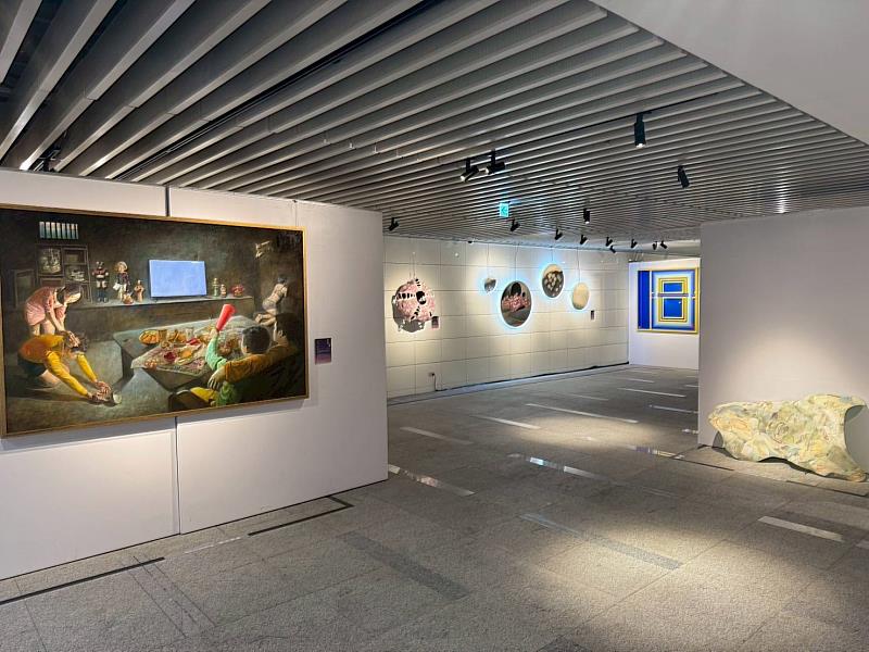 由國立高雄科技大學主辦的「2025青藝獎典藏作品巡迴特展 – 近未來之形」自昨(6)日起在國立公共資訊圖書館開展，開啟資訊、藝術跨界交流的新篇章。