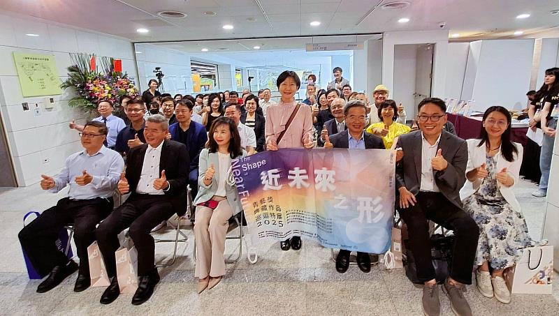 2025青藝獎典藏作品巡迴特展「近未來之形」於昨(6)日在國立公共資訊圖書館總館盛大開幕。展場融合繪畫、立體與複合媒材等多樣形式，呈現青年藝術家對當代社會的深刻觀察與創意想像。