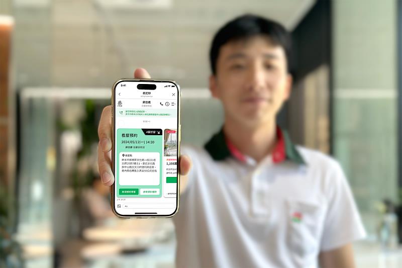 前線服務層面,信義房屋持續推動OMO(Online-Merge-Offline)整合,導入DiNDON智能賞屋,並持續數位化買賣流程,包含契約文件線上簽署與AI智能配案、數位工具應用等,提升作業效率,也顯著降低每筆交易的碳排放。