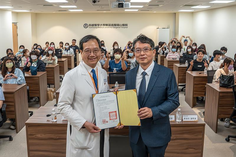 岡山醫院與嘉藥簽署合作備忘錄由副院長黃志仁(左)與校長張翊峰代表簽屬