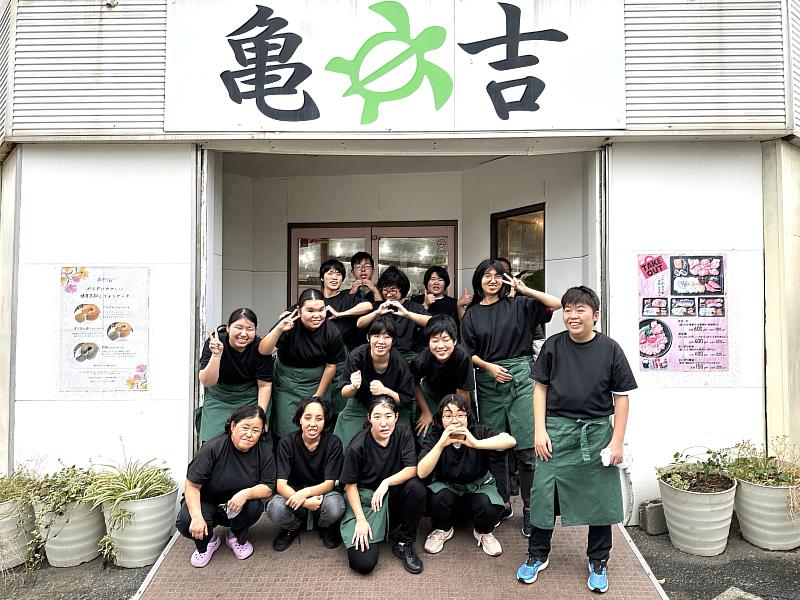 龜吉cafe麵包坊店前合影。