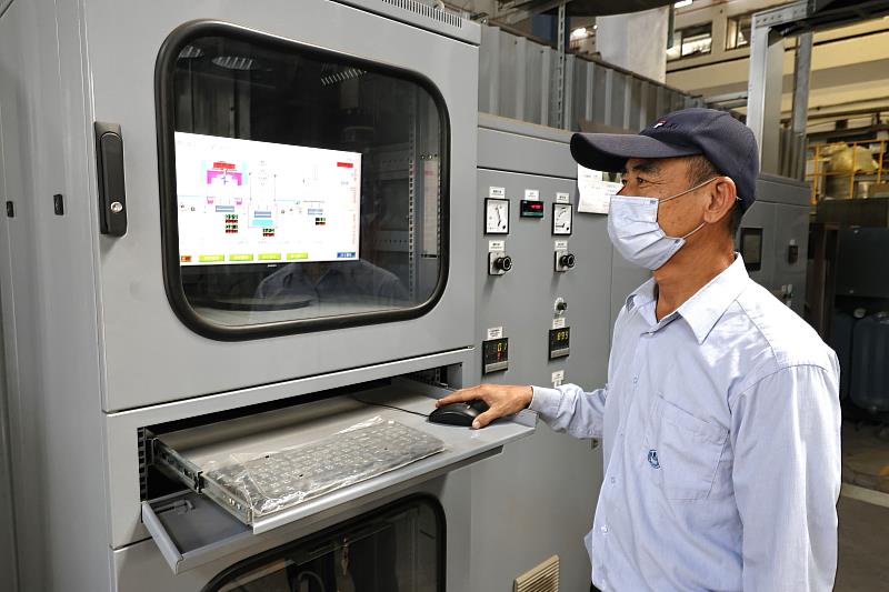 設備具備爐溫控制精度±6°C，透過監測系統即時掌握爐內溫度分布，並藉由回饋機制調整製程參數，確保處理品質穩定