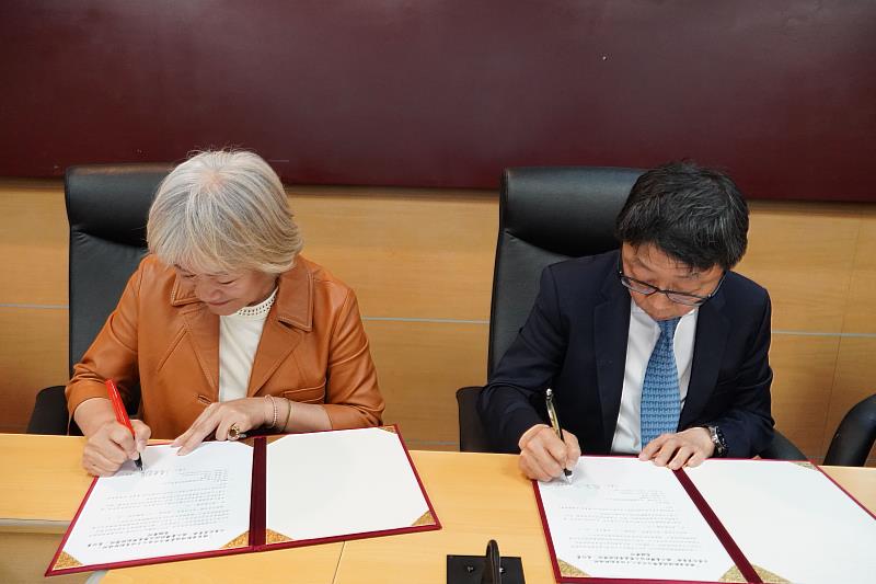 雙方簽約，左為JPC connectivity董事長張舒眉，右為臺科大校長顏家鈺。