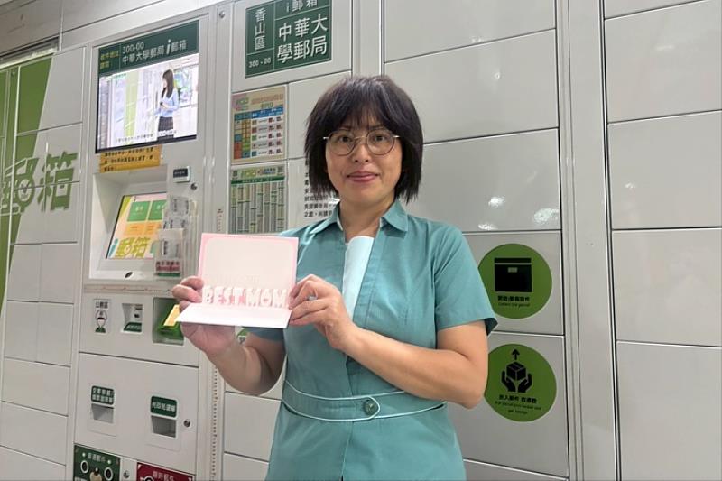 圖/校方感謝每日在校園郵局工作的「校園媽媽」,長期為教職員與學生的付出。