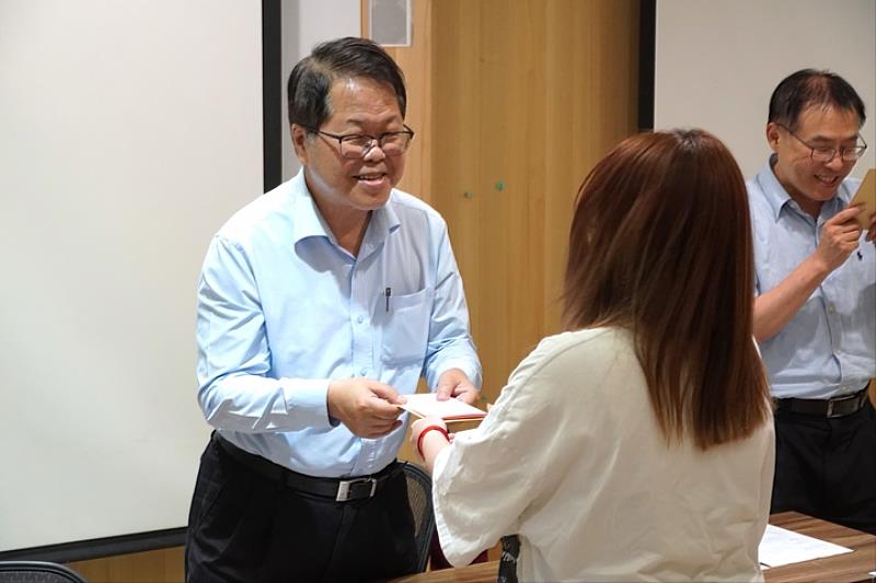 圖／解鴻年副校長收到學生的卡片，相當感動開心。