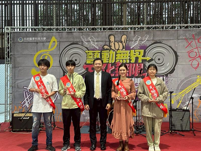 王綮慷校長表揚第31屆元培青年，健管系游文榤同學、醫技系陳則綱同學、餐管系趙若芸同學、餐管系王芊茨同學