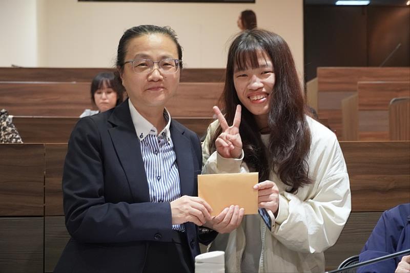 圖/同學們自發性送上卡片給簡曉花院長,感謝師長的細心教導。