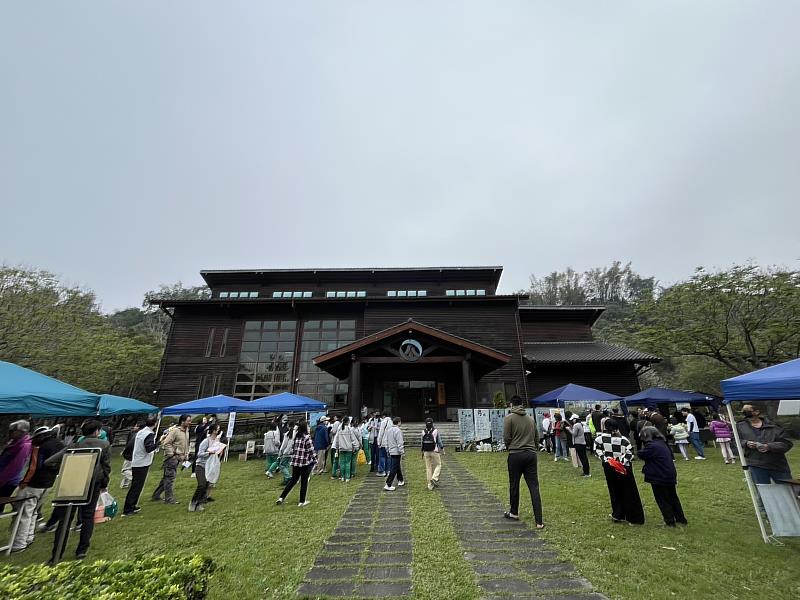 與阿里山國家風景區管理處於植樹月一同以闖關活動讓民眾參與贈苗同時了解林業保育政策