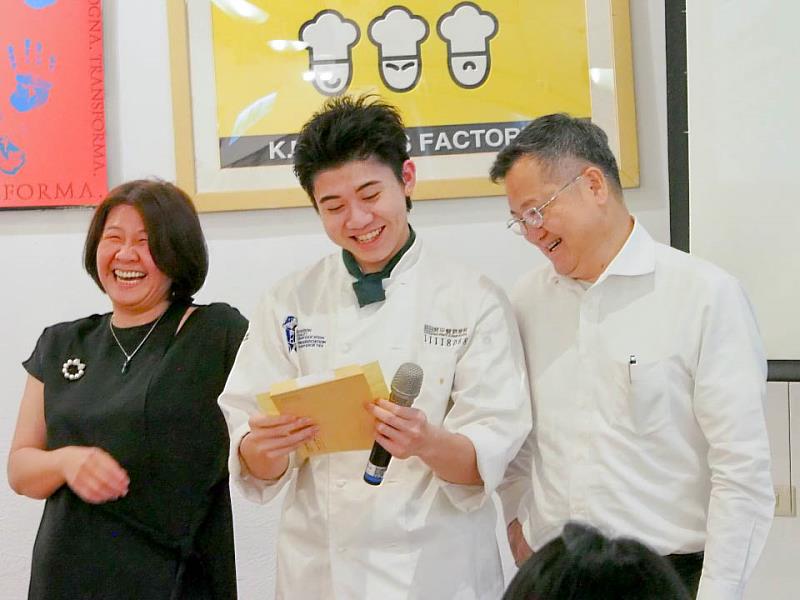 開平餐飲國際部成果餐宴邀請家長與師長參與,學生表達對來賓一路支持的感謝。開平餐飲學校/提供