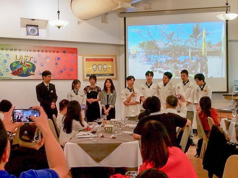 開平餐飲國際部家長受邀參加學生自主的畢業成果餐宴，深刻感受學生的蛻變與成熟。開平餐飲學校/提供