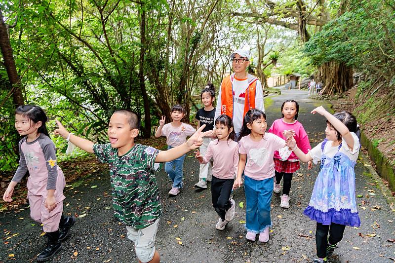 圖3:王銘陽董事長再度造訪大里國小,帶來有意義的防詐小學堂,孩子們收獲滿滿,把正確的防詐觀念帶回家中,成為防詐種子。