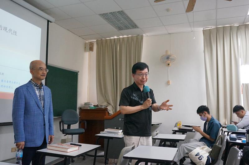 人社院吳冠宏教授主持並引介鄭吉雄教授。