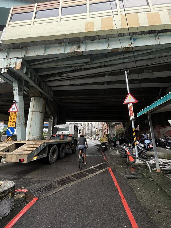 二、「智慧路口防護系統」以智慧偵測方式進行主動式防撞提醒，達成告警用路人減速慢行之成效，以降低事故發生風險。