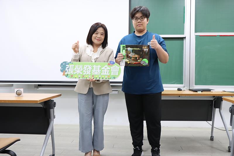 張榮發基金會執行長鍾德美（左），與師大附中學子進行互動問答，並致贈禮物給得獎學生。