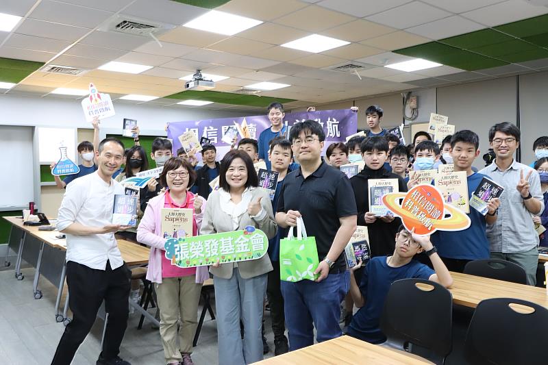 張榮發基金會致贈天下文化科普書籍600冊給師大附中等六校，執行長鍾德美（第一排左三）與陳昭錦主任（第一排左二）、廖子瑩主任（第一排左四）及師生們合影留念。