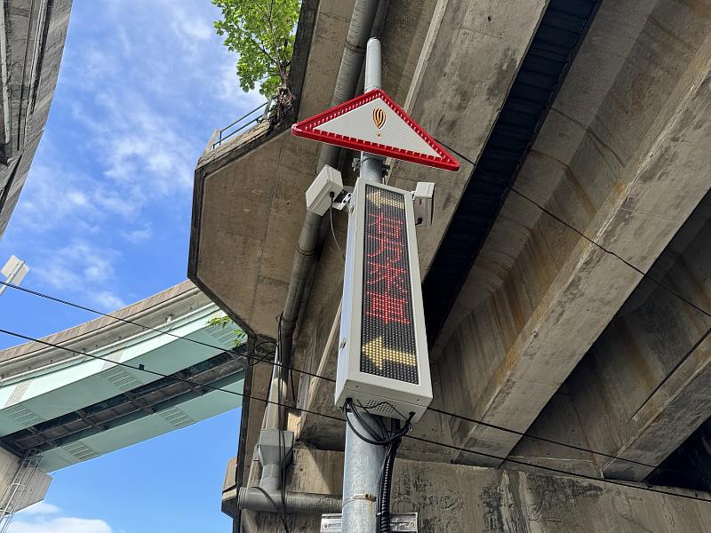 一、遠傳助基隆市針對前20名易肇事無號誌路口，建置雷達偵測設備及CMS告警設施等「智慧路口防護系統」，提升路口交通安全。