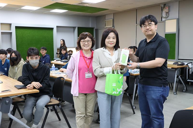張榮發基金會贈送科普書籍予師大附中學子，執行長鍾德美受邀觀課並致贈環保杯。