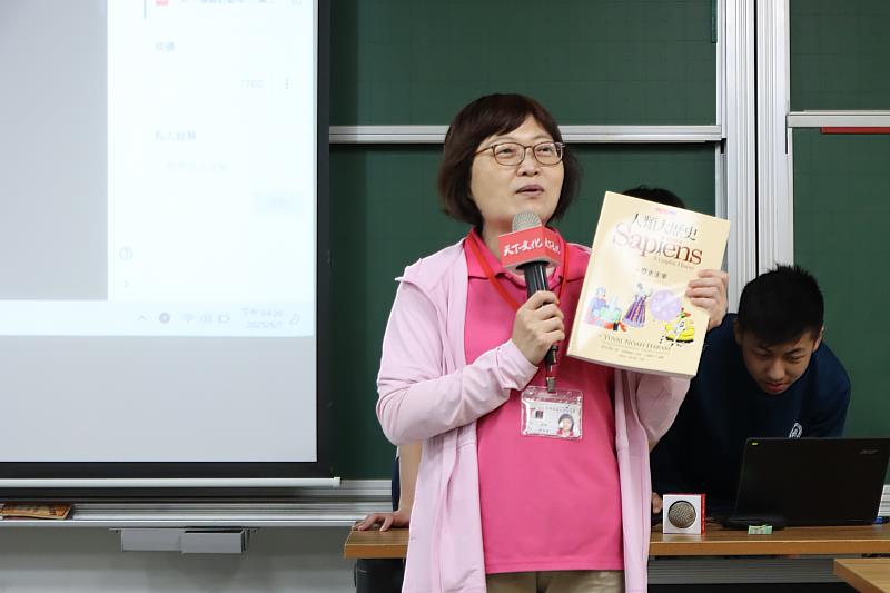 師大附中圖書館主任陳昭錦感謝張榮發基金會贈送科普書籍，拓展學生科普視野。