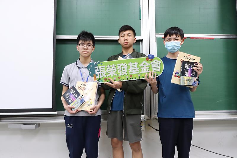 張榮發基金會連續三年贊助「天下文化科普啟航-高中職科普閱讀行動方案」，贈送科普類書籍給高中職學生，累計已送出1800冊書籍。