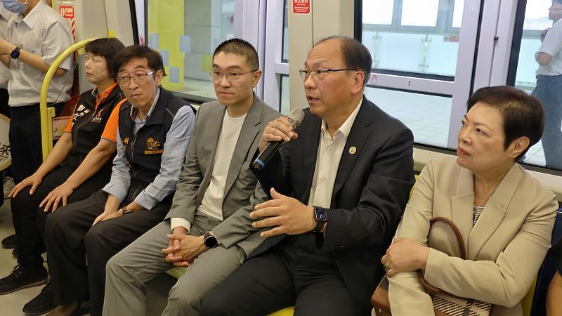基隆市長謝國樑與議員搭乘中運量新北環狀線
