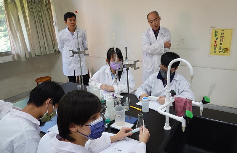 拉曼大學理學院院長林德明(後站者右)與工程與綠色科技學院院長黃春安(後站者左),隨同淡江大學「化學遊樂趣」赴汐止青山國中小,觀摩如何推廣科普教育活動。(圖/淡江大學提供)