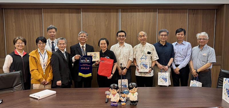 化學系陳志欣主任（右5）帶領拉曼大學訪問團，參訪永信藥品大甲幼獅廠。（圖／淡江大學提供）