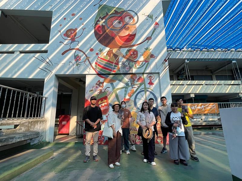 圖3_由張妙祝總召引路帶大家走訪2025斗六舊城藝術季作品與老街