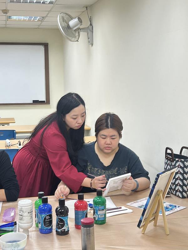 「若有齊事」創辦人何若齊老師從旁協助學員