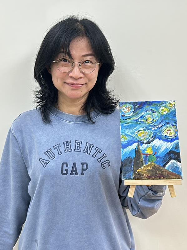 公廣系推動PBL實作教學，學員與繪畫作品合影