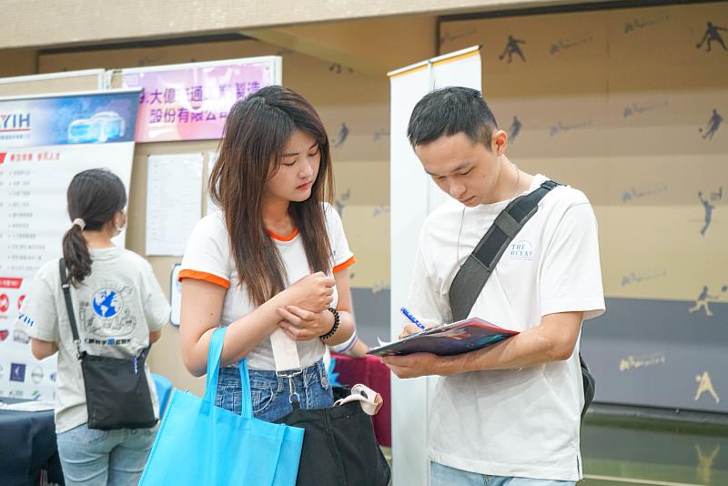 學生參與「勇往職前」校園徵才博覽會，並向廠商了解徵才條件