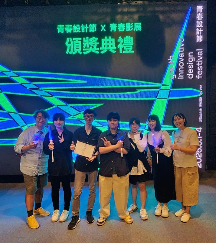 視訊系動畫《BAiT-侵略者》 榮獲青春設計節「創意數位影片優選獎」，劉勇明老師(左1)與製作團隊合影