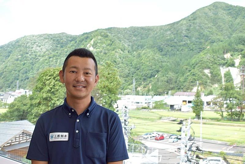 ▲白瀧酒造第七代社長高橋晉太郎,慶應大學商學部畢業。以 29 歲之姿接任社長,成為新潟縣最年輕的酒造社長。任內將上市 20 年之招牌銘柄「上善如水」全量純米化。並深化商品線,開發出「12 個月の上善」。將日本酒與時令結合得淋漓盡致。