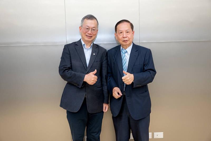 政治大學EMBA校友會與企家班攜手主辦健康講座，校長李蔡彥親自出席， EMBA校友從企業經營者的視角反思社會責任，在不同崗位上發揮影響力。