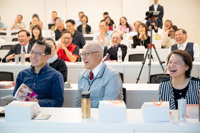 許教授以第一線臨床經驗搭配詼諧生動的分享，讓與會者在笑聲中了解肝病知識與推動醫療公益的堅持與使命。