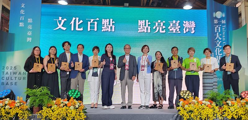 新北市8處民間藝文場所獲頒文化部「首屆百大文化基地」殊榮,與文化部李遠部長(中)共同合影。