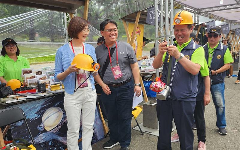 猴硐礦工文史館創始人林正福向新北市政府文化局張䕒育局長(左一)介紹礦工入坑作業必備工具與物品。