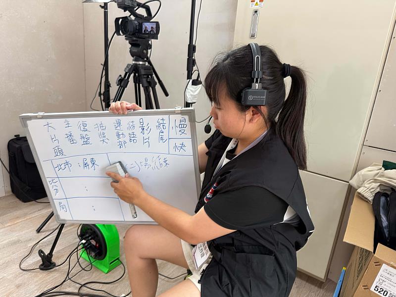 南華大學傳播系學生執行全大運軟式網球賽事轉播，楊雅雯擔任現場指導。