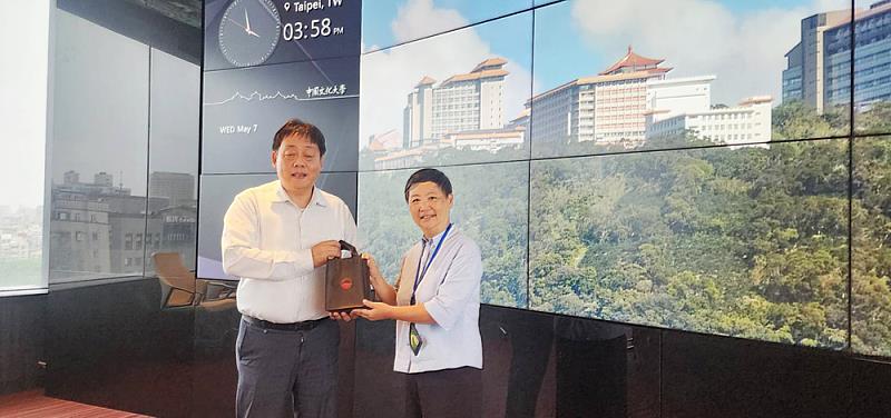 跨足長照人才培育，文大王子奇校長（左）與台灣長期照護專業協會理事長張志明（右）共享資源，力推「長期照顧專業人員人才共育」計畫。