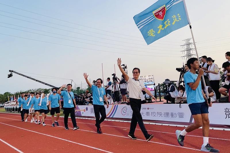 114年全大運開幕典禮,淡江大學由學術副校長許輝煌(右2)率領代表隊入場。(圖/淡江大學提供)