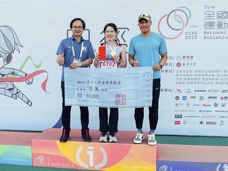 大傳四李嘉慧(中)於全大運一般女生組田徑項目中勇奪兩面獎牌,與陳逸政體育長(左)和體育處副教授陳天文教練(右)開心合影。(圖/淡江大學提供)