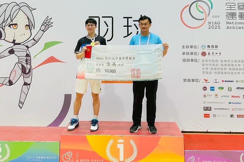 資管四張祐綦（左）獲得羽球「一般男生組單打賽」金牌，與學動組組長黃貴樹教練（右）合影（圖／淡江大學提供）