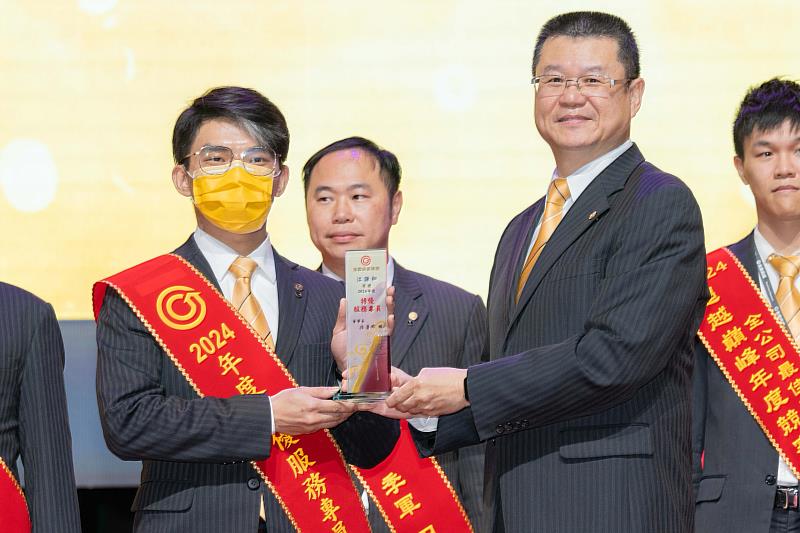 江謙和(圖左)認為在永慶房屋擔任「服務專員」收入穩定,能培養房產專業,助職涯穩定成長。