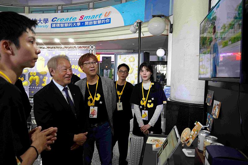 正修科大數位系畢業成果展「WOO」登場！影音動畫、互動遊戲搶眼。