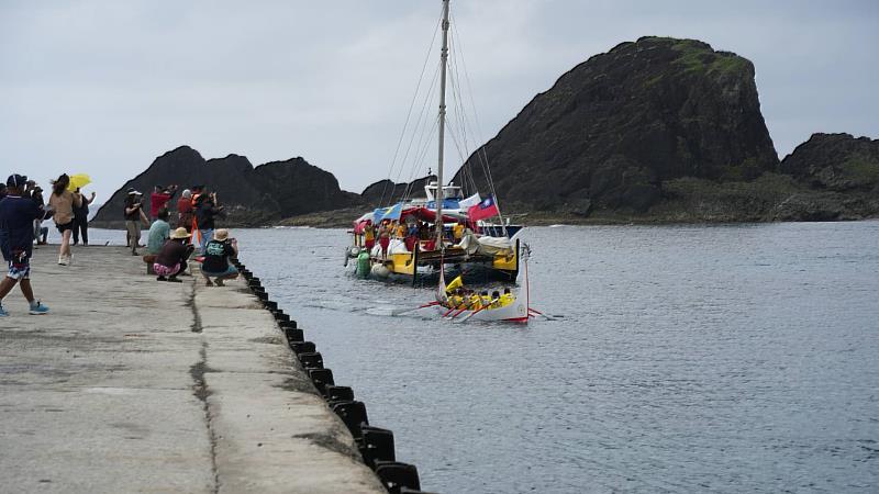「航向母親的島嶼」 無動力帆船Alingano Maisu航抵蘭嶼舊開元港 蘭嶼各界熱烈迎接