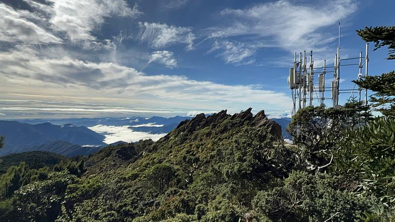 工程技術團隊歷經2年努力，搬運逾90公噸設備上山，建置嘉明湖基地台。